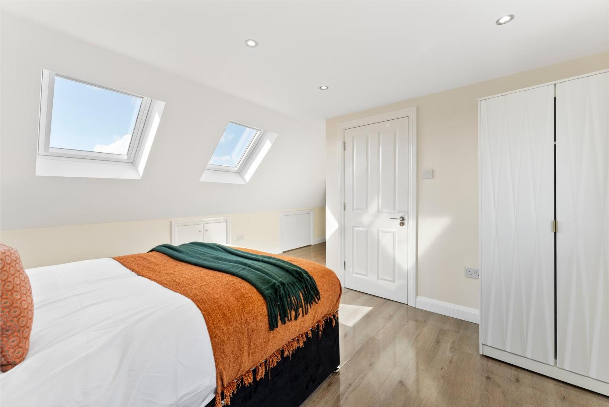 Stylish Wembley Gem - Parking -Sleeps 14 London Exterior photo