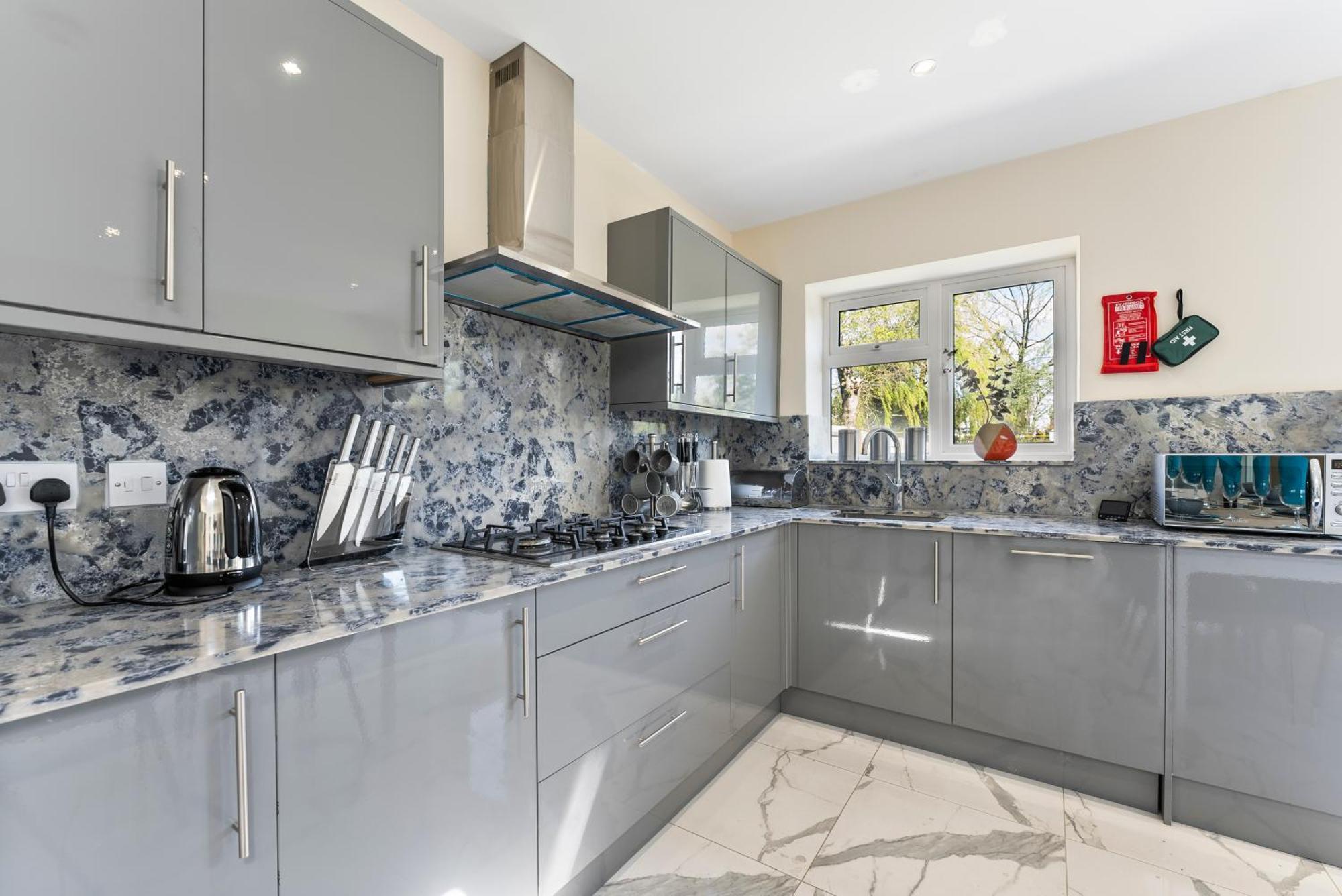Stylish Wembley Gem - Parking -Sleeps 14 London Exterior photo