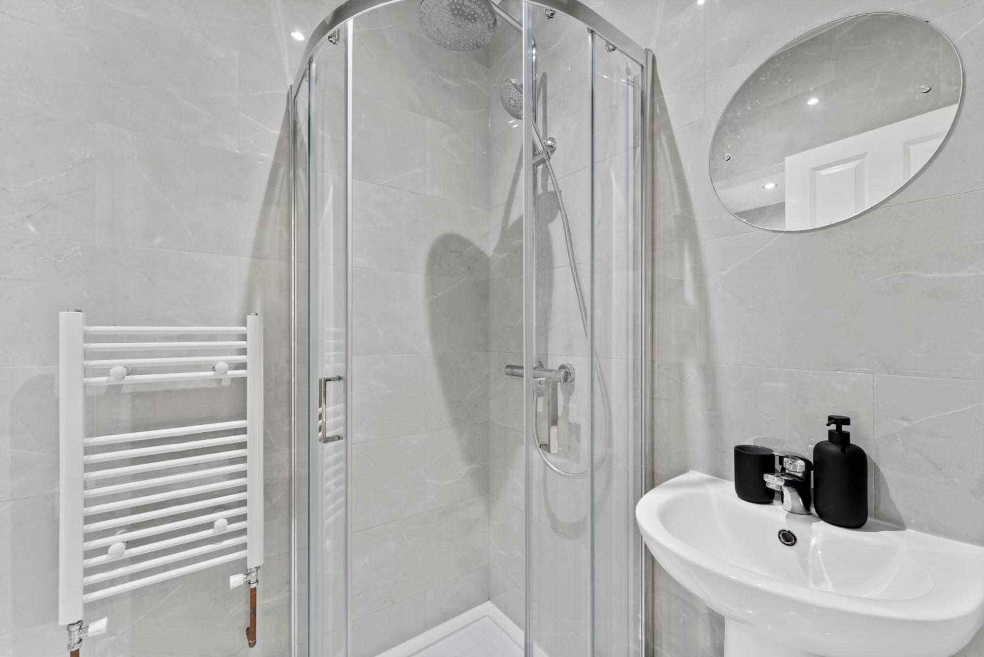 Beautiful Wembley Gem - Parking -Sleeps 14 Villa London Exterior photo
