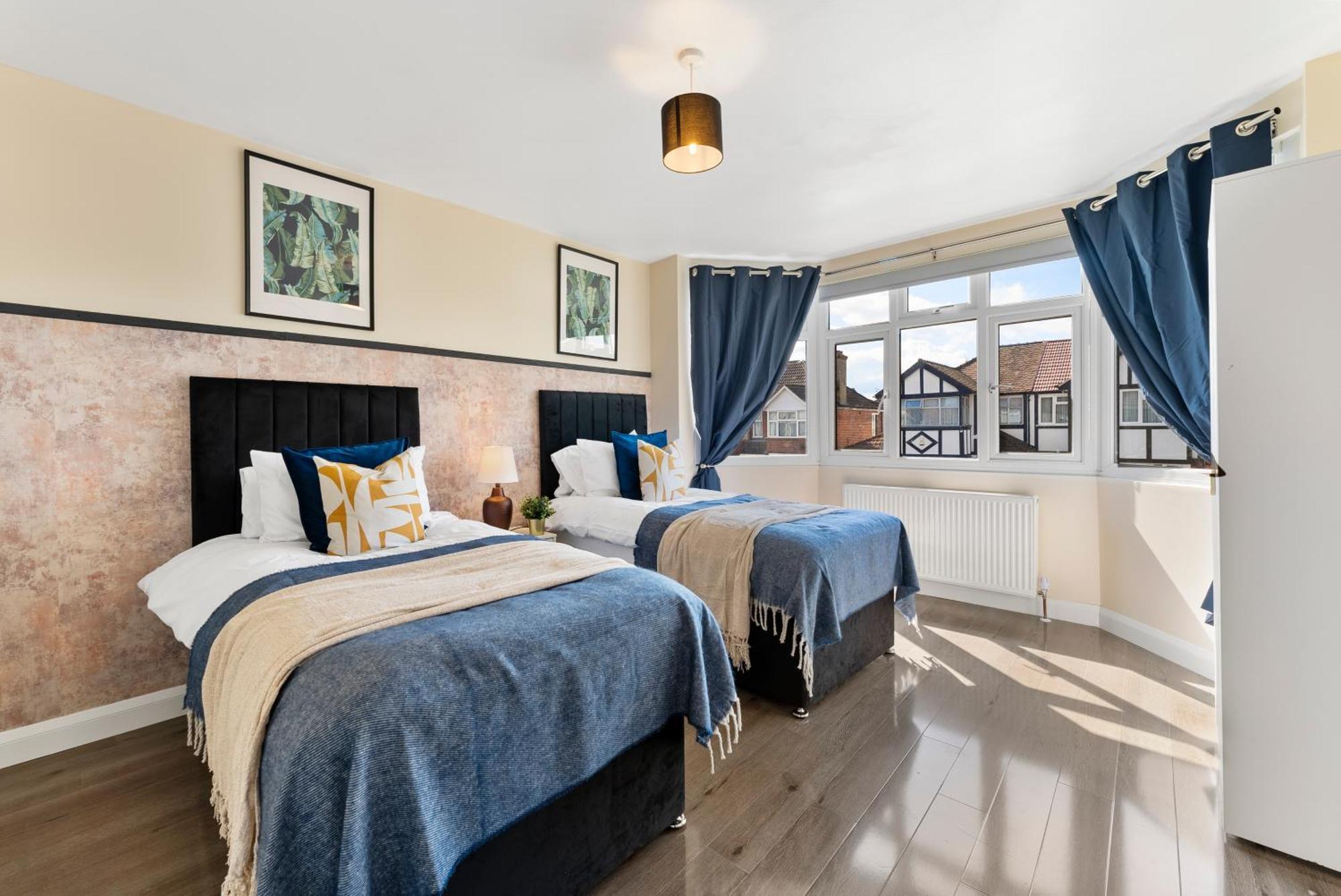 Beautiful Wembley Gem - Parking -Sleeps 14 Villa London Exterior photo