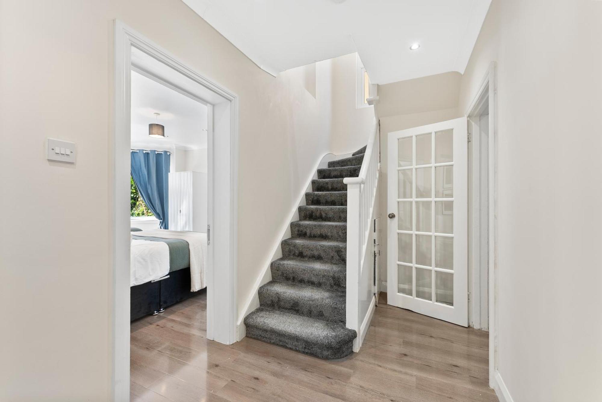 Stylish Wembley Gem - Parking -Sleeps 14 London Exterior photo