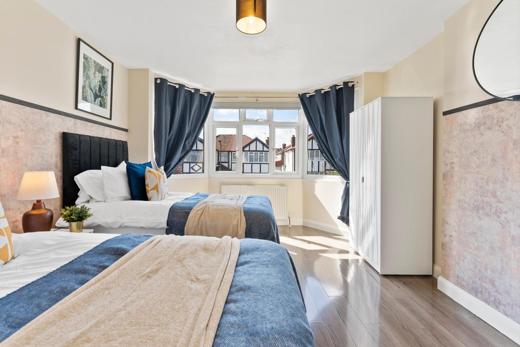 Beautiful Wembley Gem - Parking -Sleeps 14 Villa London Exterior photo