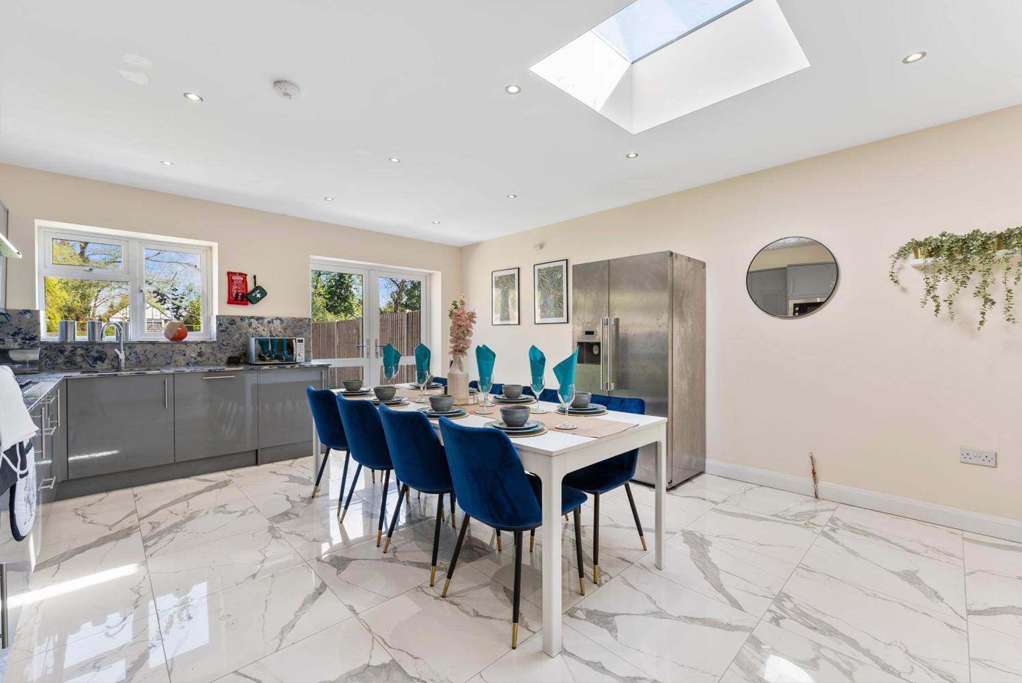 Stylish Wembley Gem - Parking -Sleeps 14 London Exterior photo