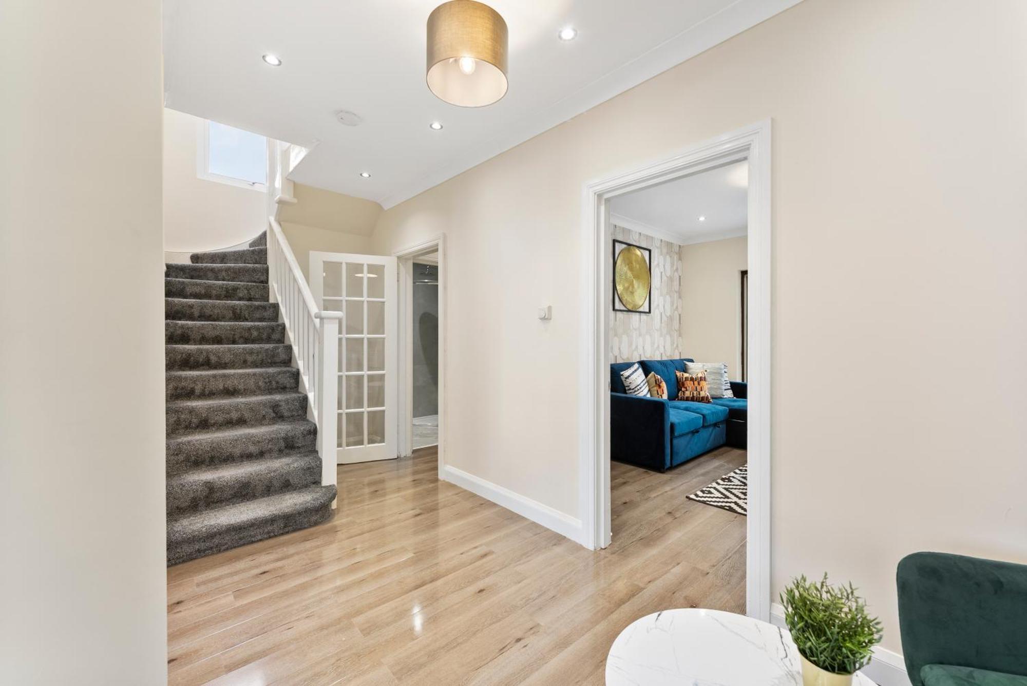 Stylish Wembley Gem - Parking -Sleeps 14 London Exterior photo