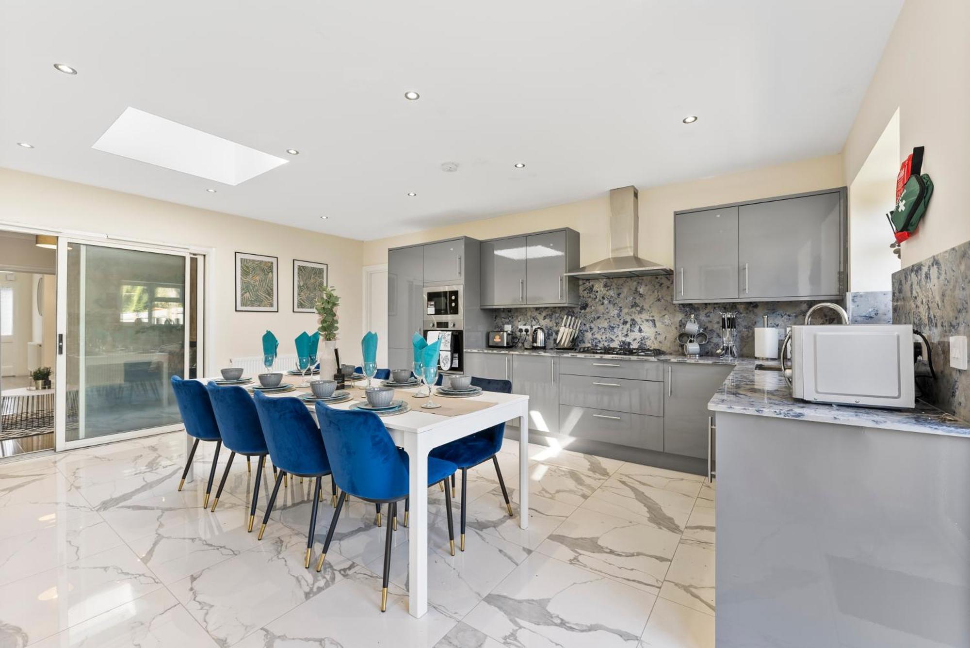 Beautiful Wembley Gem - Parking -Sleeps 14 Villa London Exterior photo