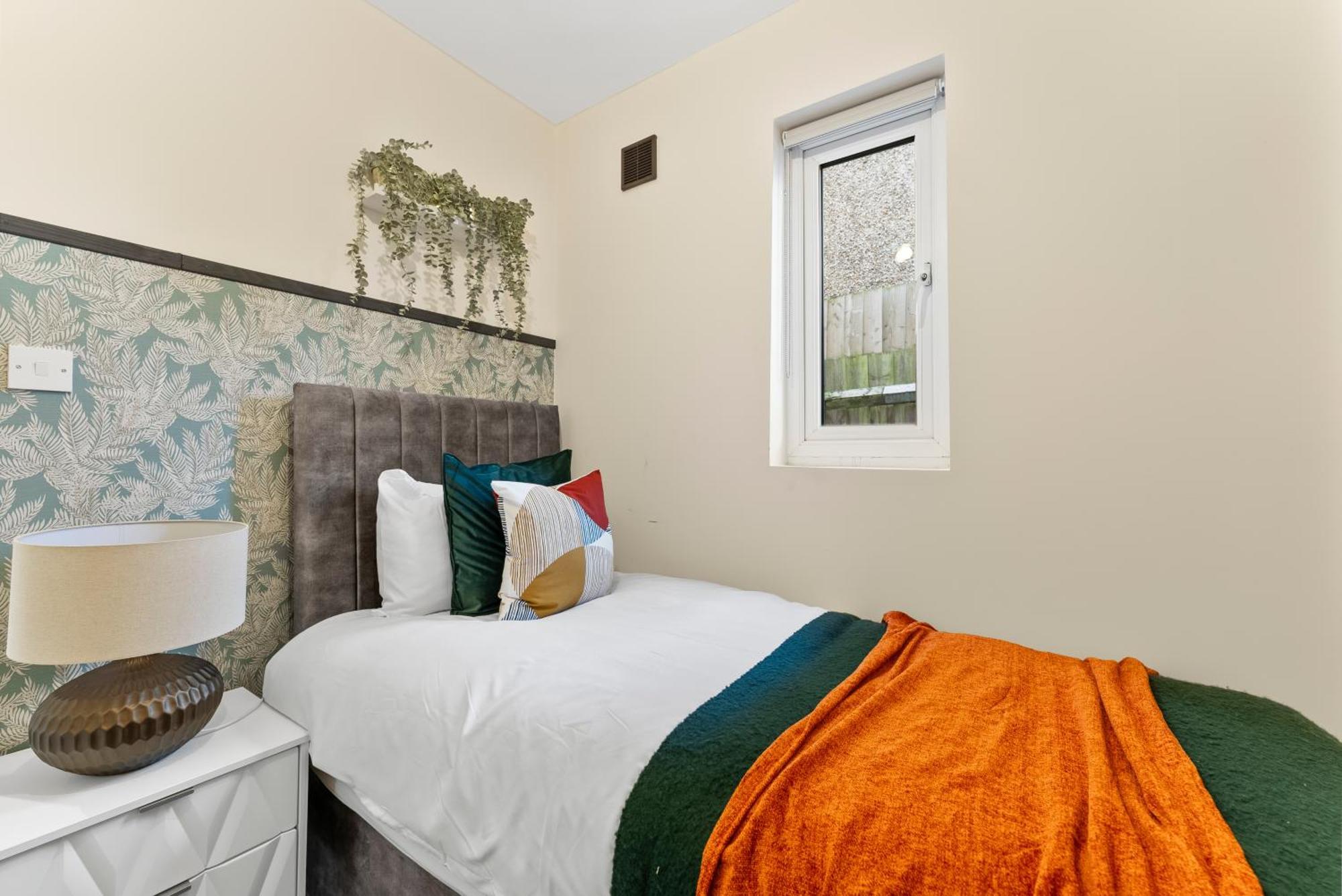 Stylish Wembley Gem - Parking -Sleeps 14 London Exterior photo